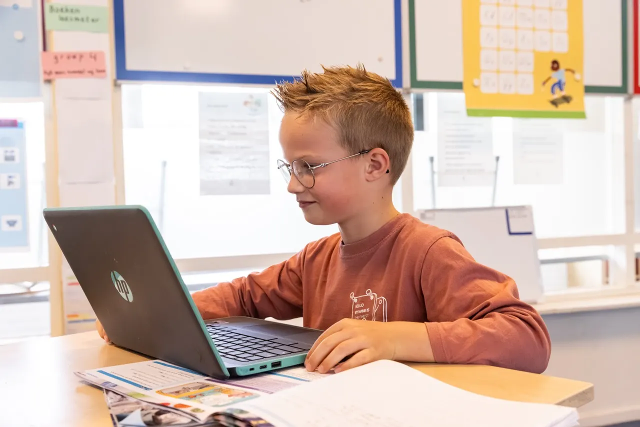 Leerling met chromebook