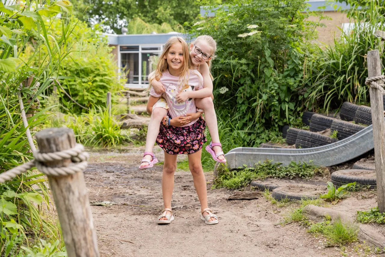 Twee kinderen op het plein